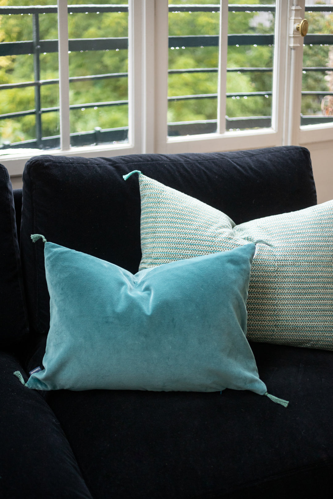 Housse de coussin Florio lac en coton imprimé au bloc et avec 4 pompons aux extrémités