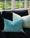 Housse de coussin Florio lac en coton imprimé au bloc et avec 4 pompons aux extrémités