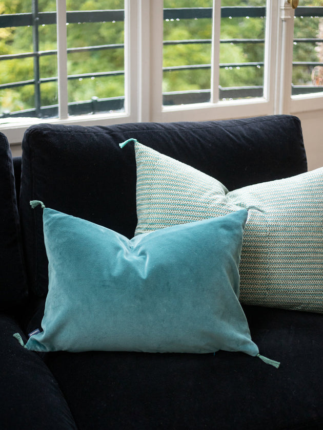 Housse de coussin Florio lac en coton imprimé au bloc et avec 4 pompons aux extrémités