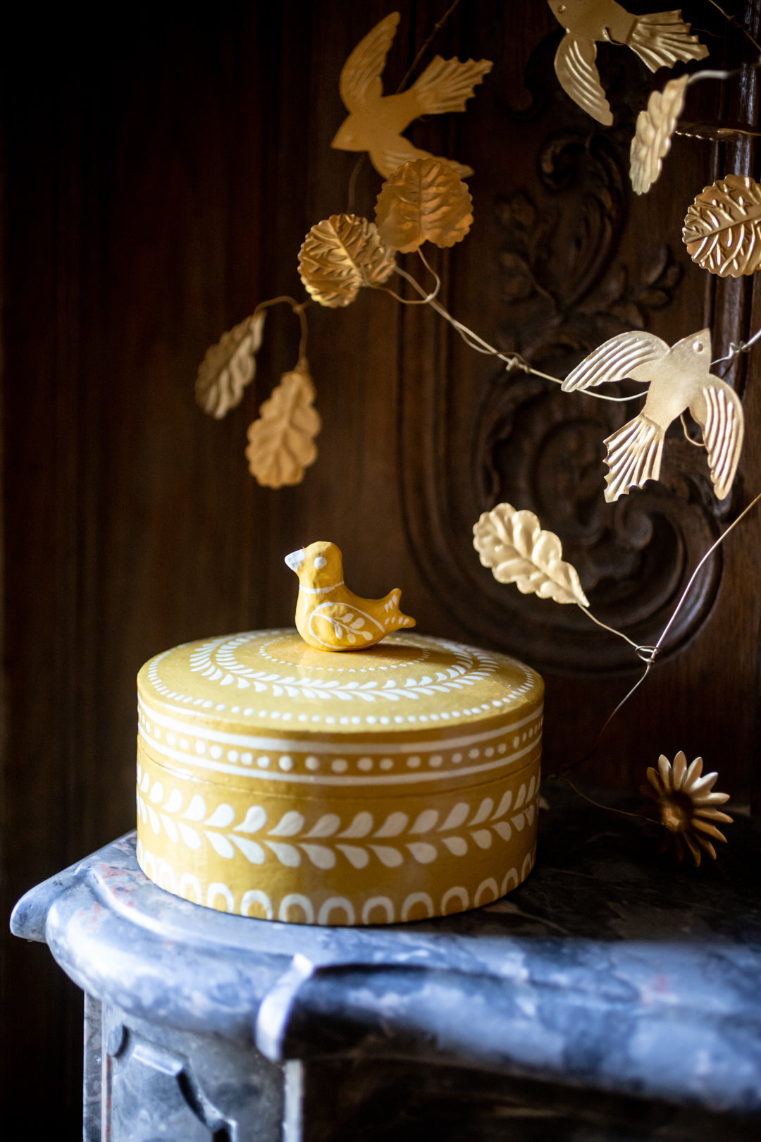 Guirlande dorée originale avec des oiseaux et des feuilles