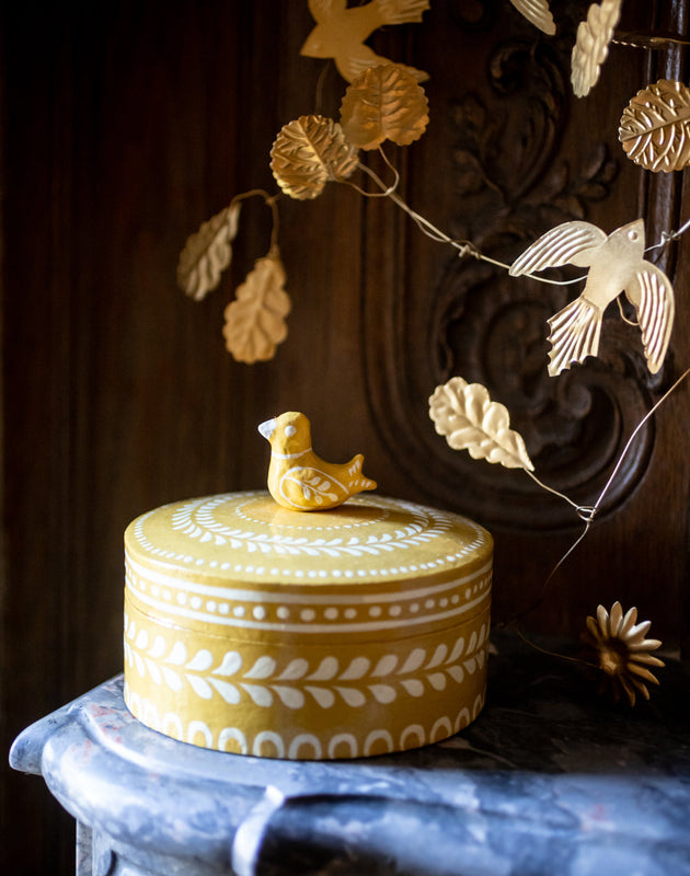 Guirlande dorée originale avec des oiseaux et des feuilles
