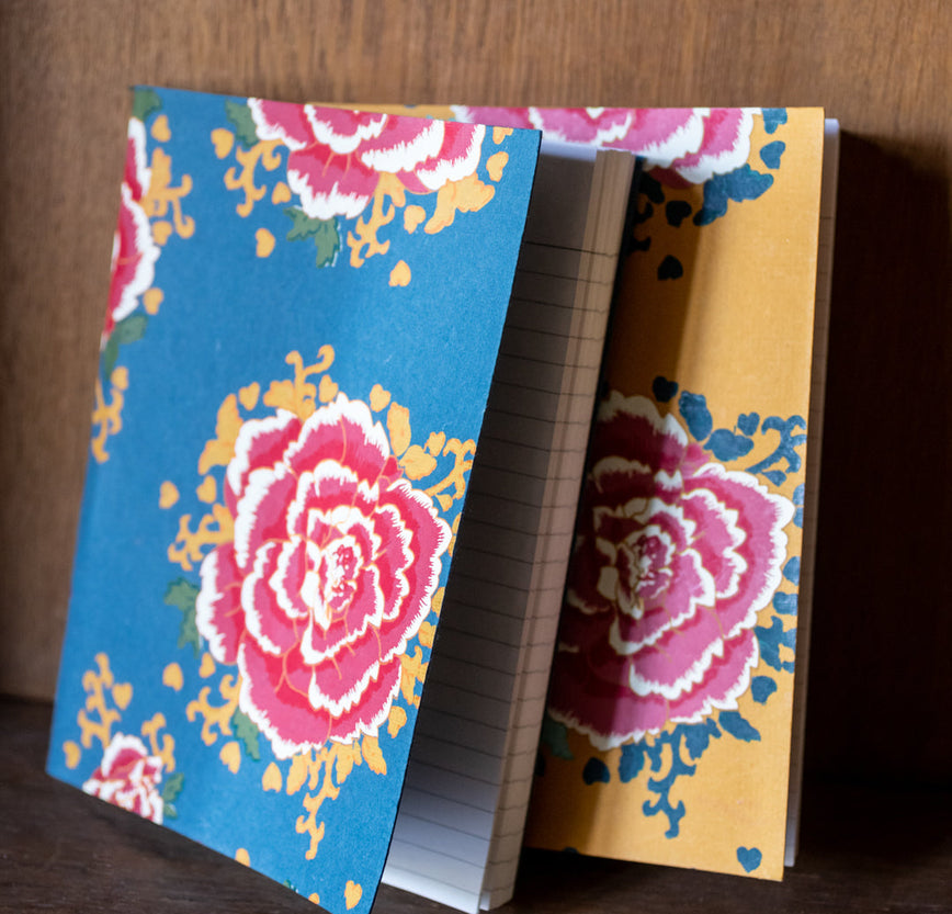 Carnet bleu ou jaune avec des fleurs