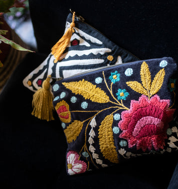 Pochette noirs avec des broderies colorée à fleurs