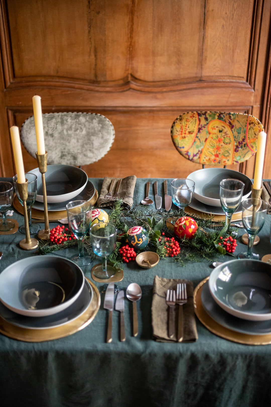 Décoration de table de fête avec une nappe verte