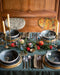 Décoration de table de fête avec une nappe verte