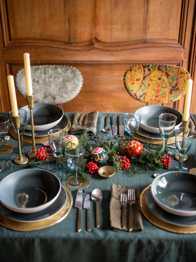 Décoration de table de fête avec une nappe verte