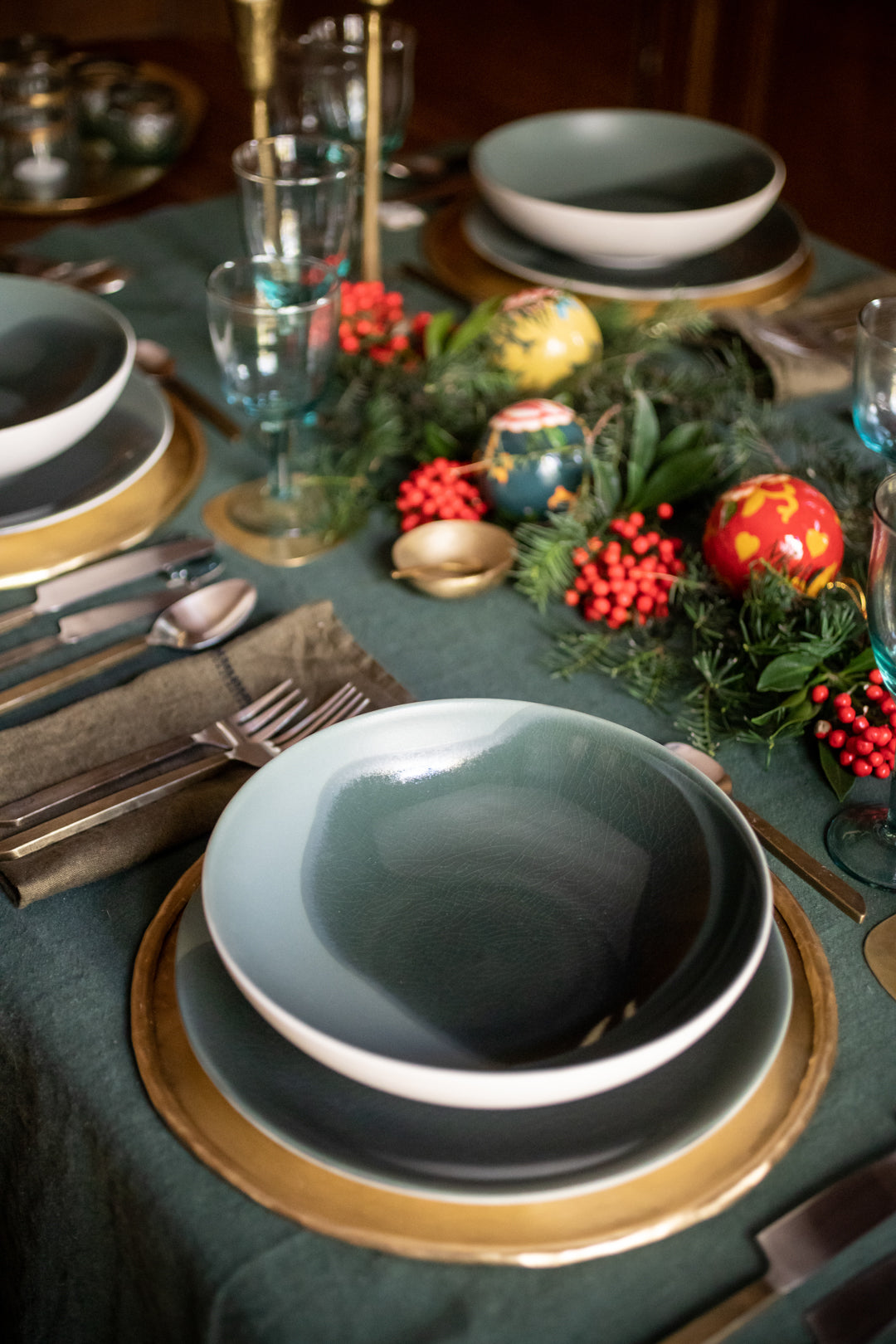 Assiettes contrastes mat-brillant blanc et vert