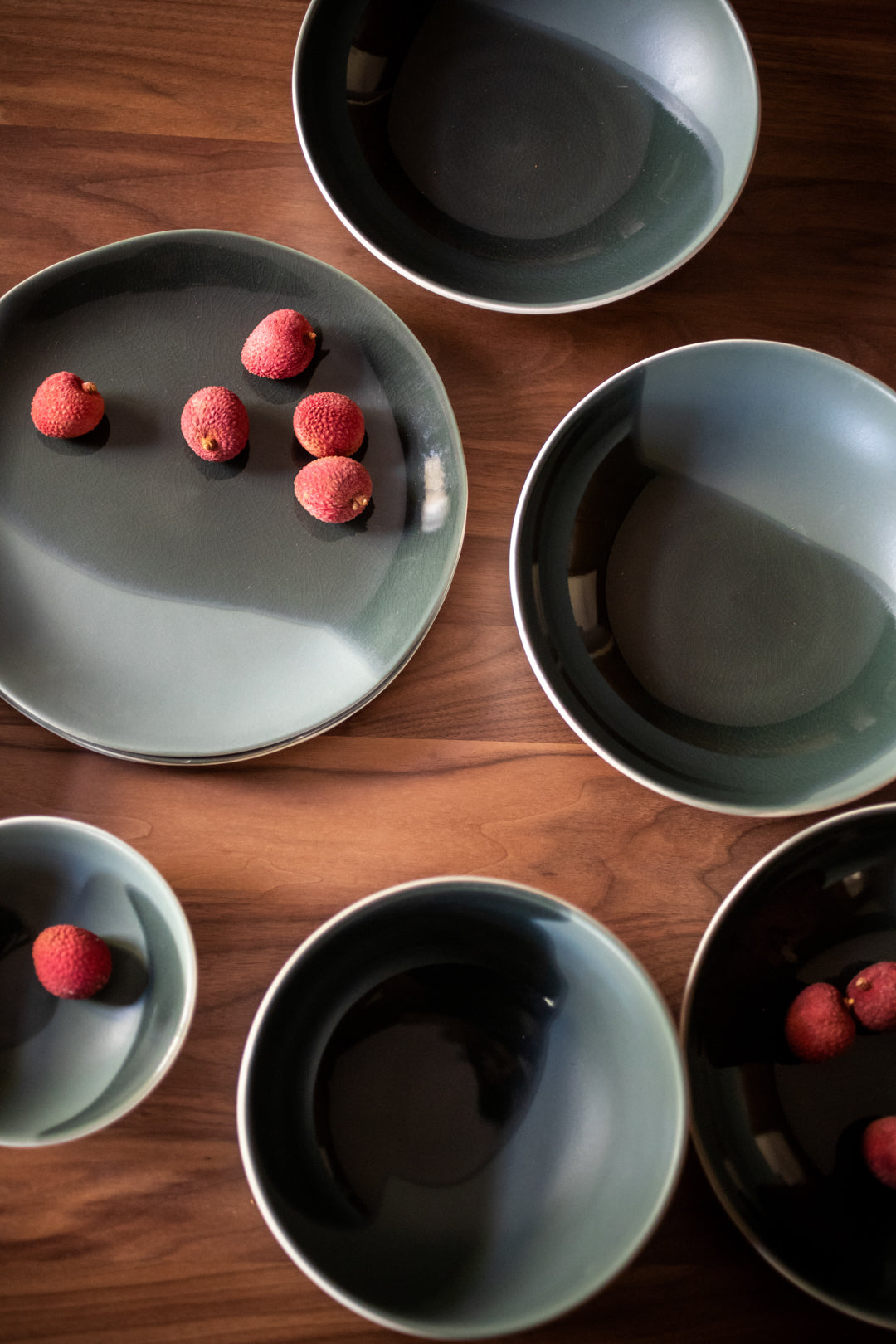 Assiettes ontrastes mat-brillant en grès émaillé