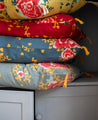 Housse de coussin aux motifs floraux jaune, rouge, bleu, sage