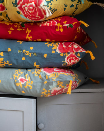 Housse de coussin aux motifs floraux jaune, rouge, bleu, sage