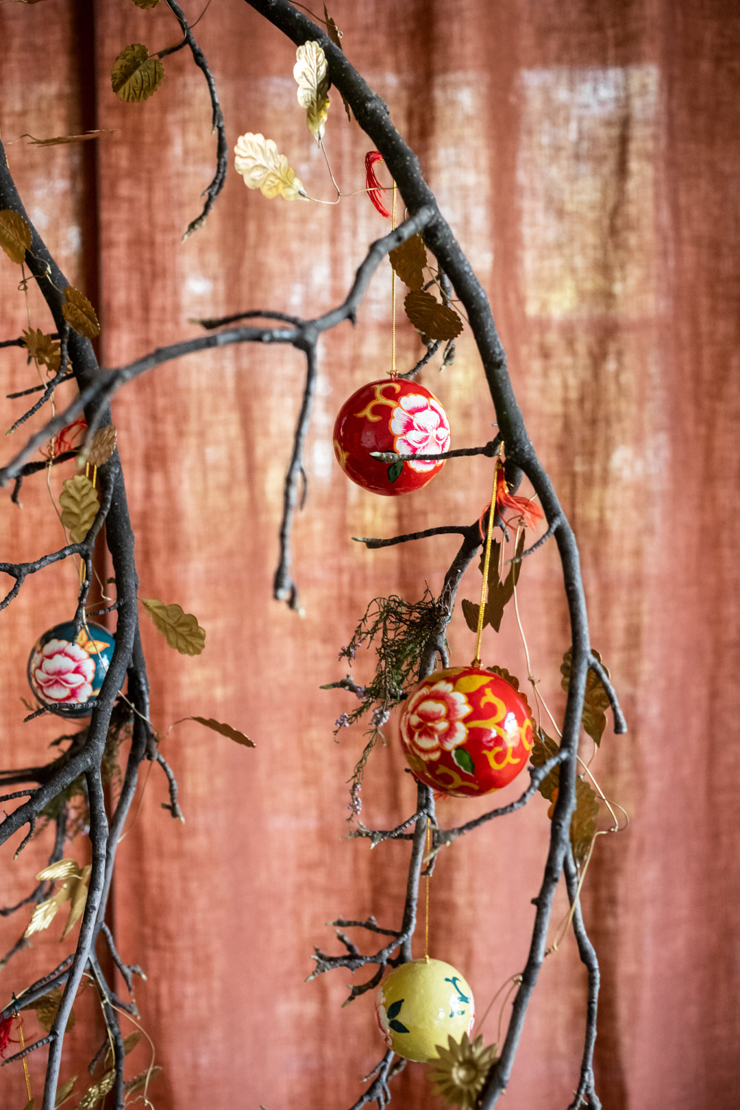 Décorer son sapin avec du rouge et du doré
