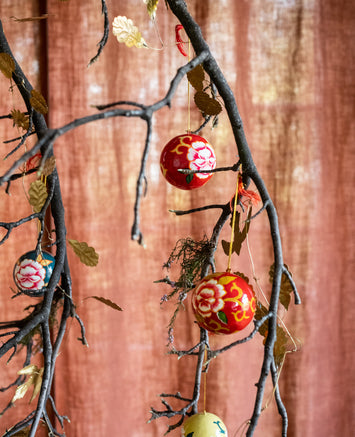 Décorer son sapin avec du rouge et du doré