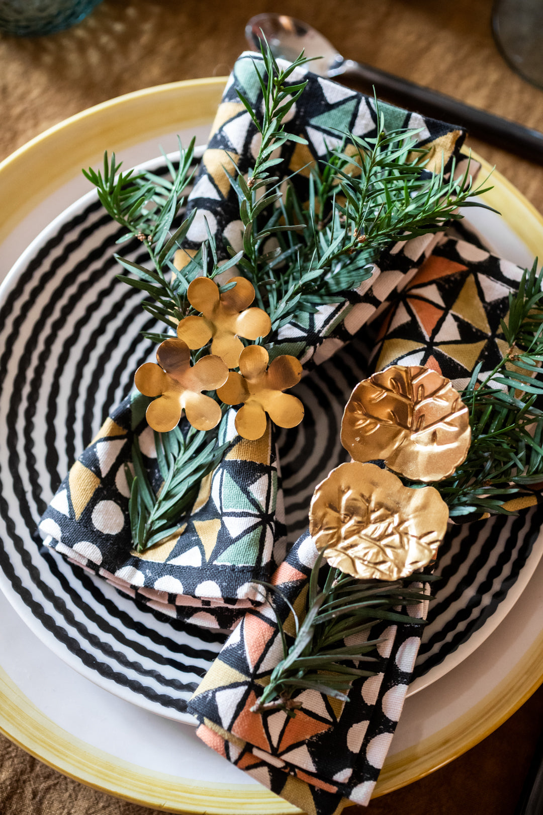 Ronds de serviette Floria en métal doré en forme de feuille et de fleur