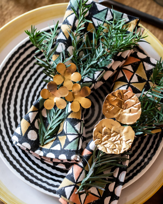 Ronds de serviette Floria en métal doré en forme de feuille et de fleur