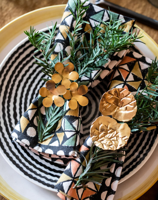 Ronds de serviette Floria en métal doré en forme de feuille et de fleur