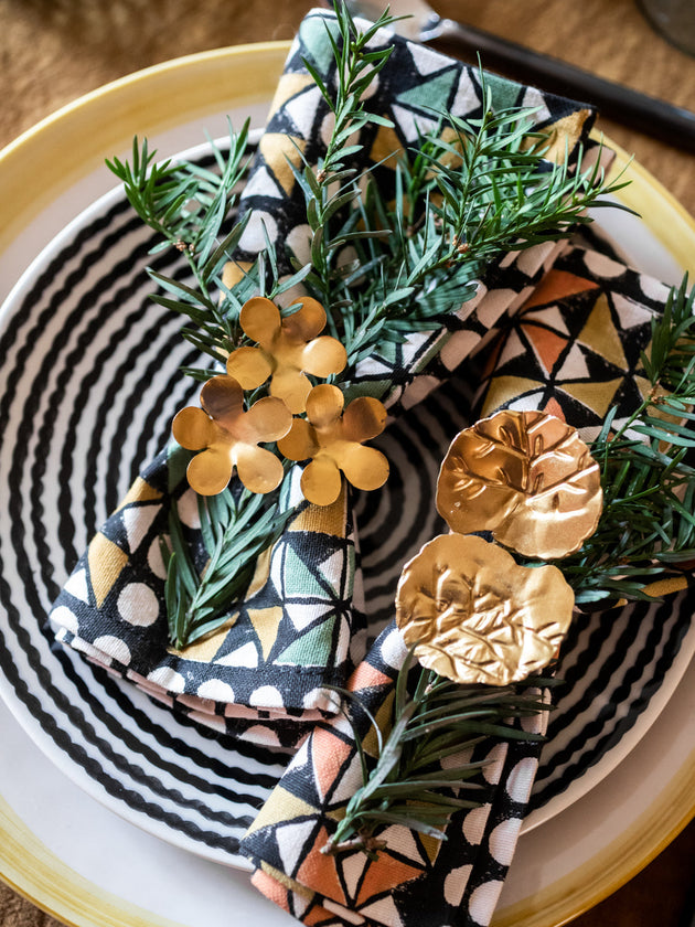 Ronds de serviette Floria en métal doré en forme de feuille et de fleur