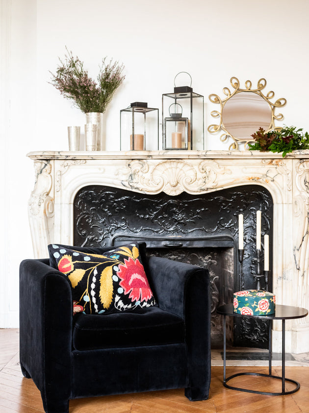 ensemble de trois lanternes en verre dans un salon