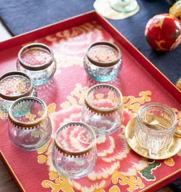 Plateau coloré pour une décoration de table pour les fêtes