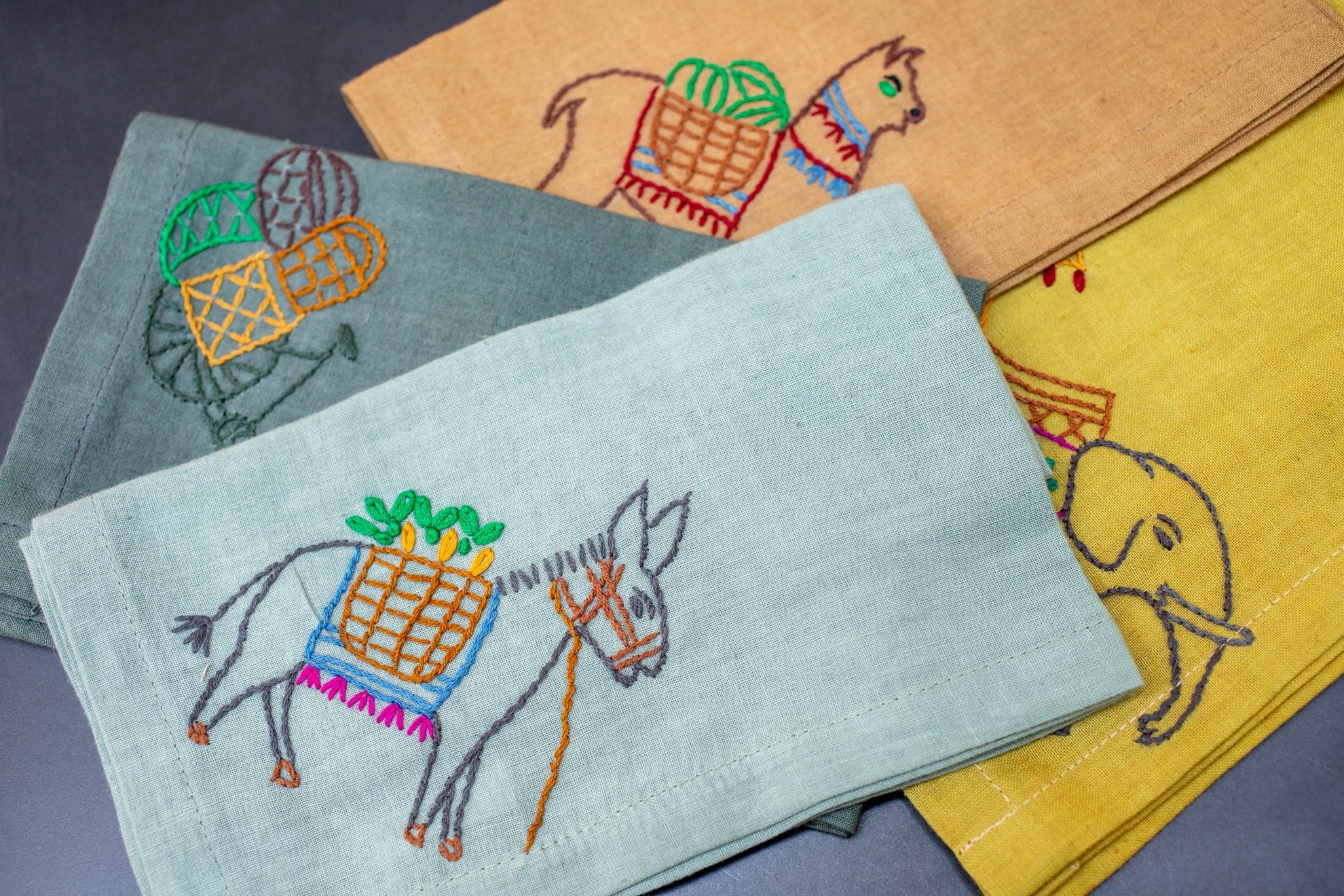 Set de 4 serviettes en coton brodé à la main 