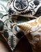 Détails des motifs des housses de coussin Anor en coton brodé