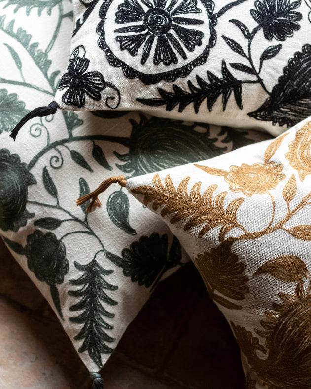 Détails des motifs des housses de coussin Anor en coton brodé