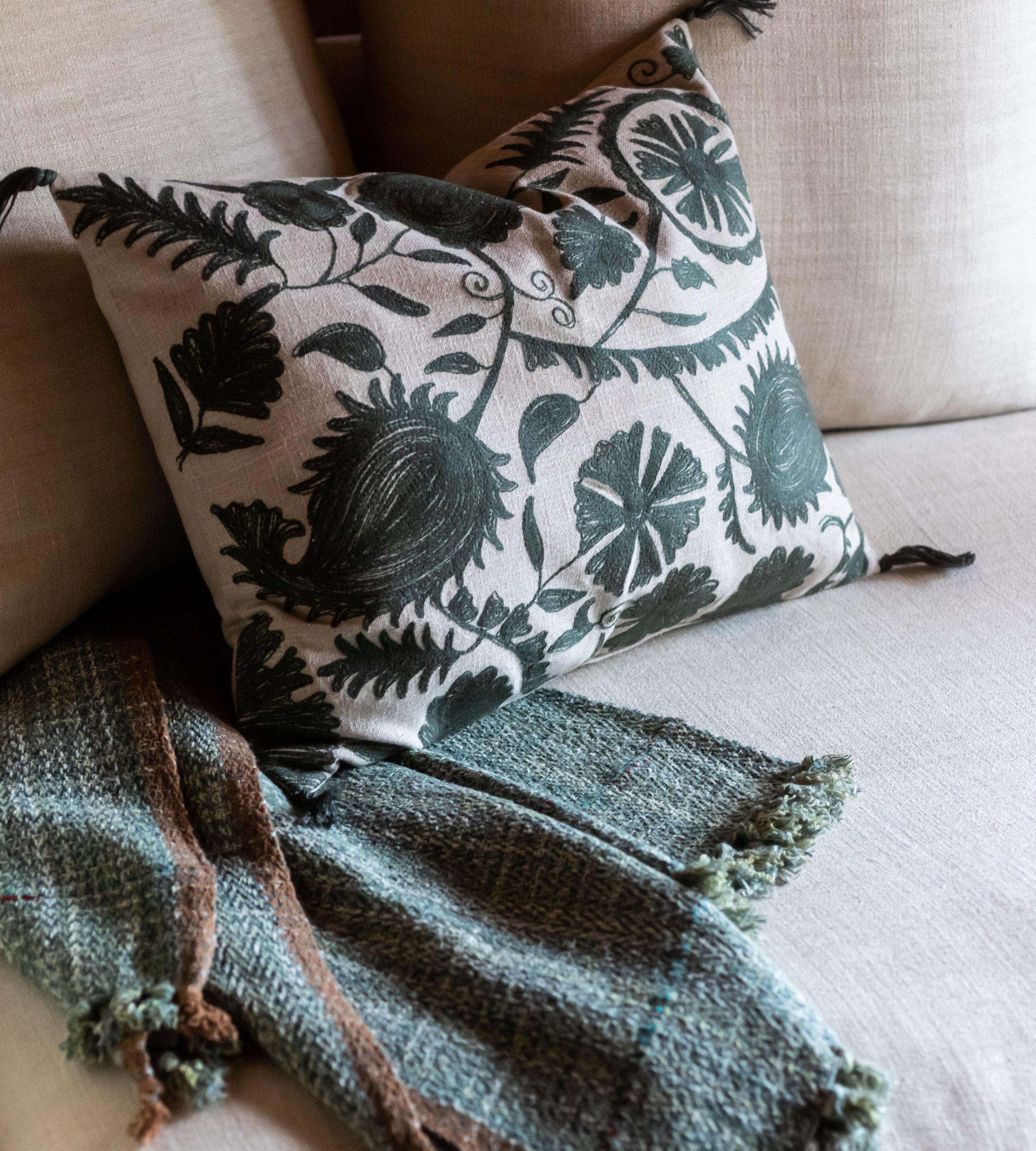 Housse de coussin en coton brodé Anor couleur Cyprès à motifs délicats