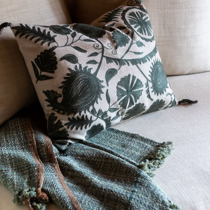 Housse de coussin en coton brodé Anor couleur Cyprès à motifs délicats