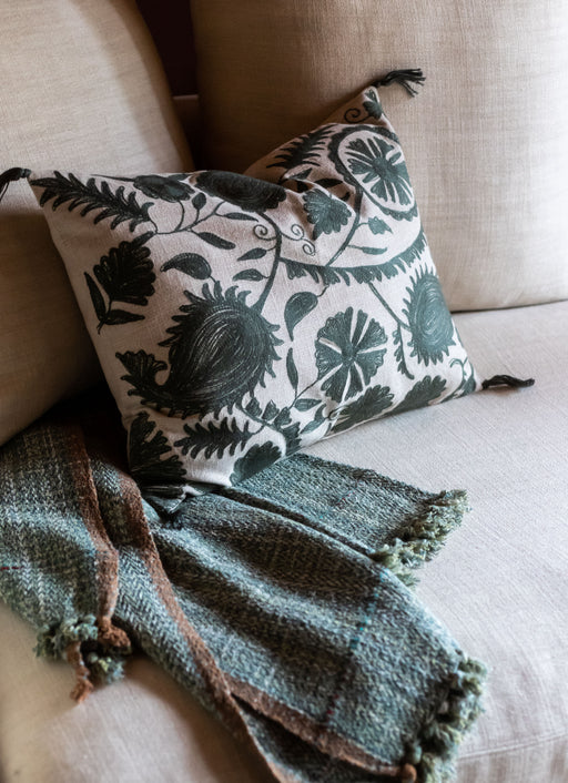 Housse de coussin en coton brodé Anor couleur Cyprès à motifs délicats