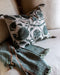 Housse de coussin en coton brodé Anor couleur Cyprès à motifs délicats