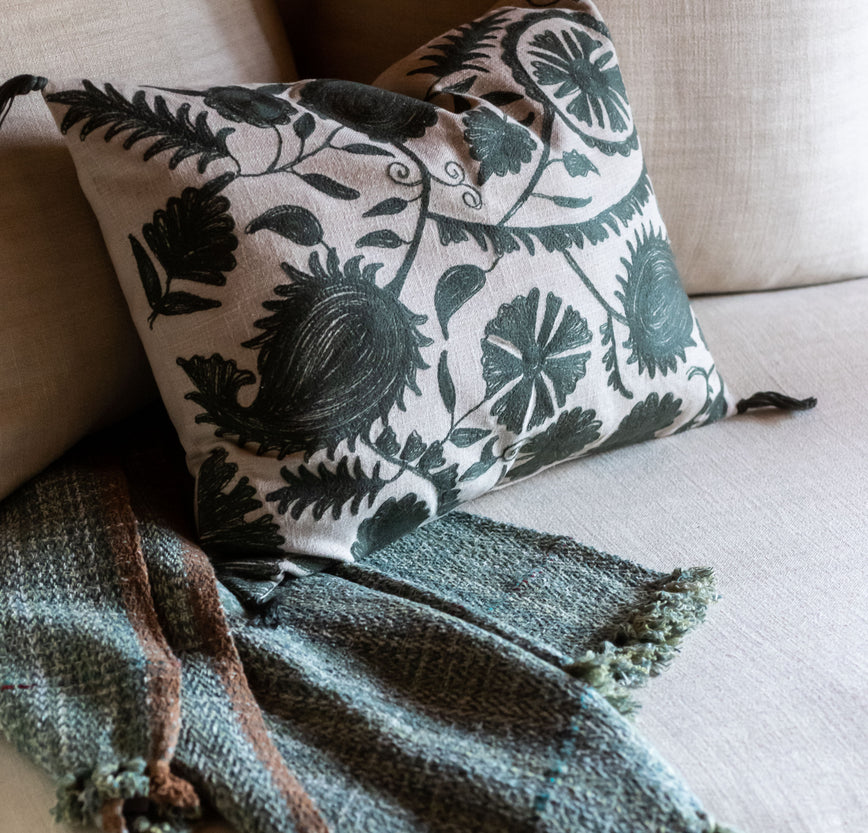 Housse de coussin en coton brodé Anor couleur Cyprès à motifs délicats