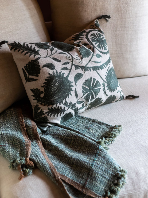 Housse de coussin en coton brodé Anor couleur Cyprès à motifs délicats