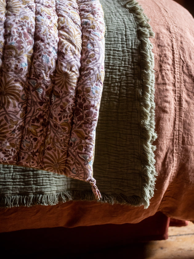 Détail des motifs végétaux de l'imprimé Papilio du couvre pied Papilio.