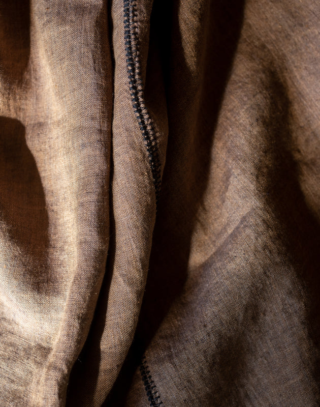Détail de la surpiqûre de la nappe en lin lavé Noé
