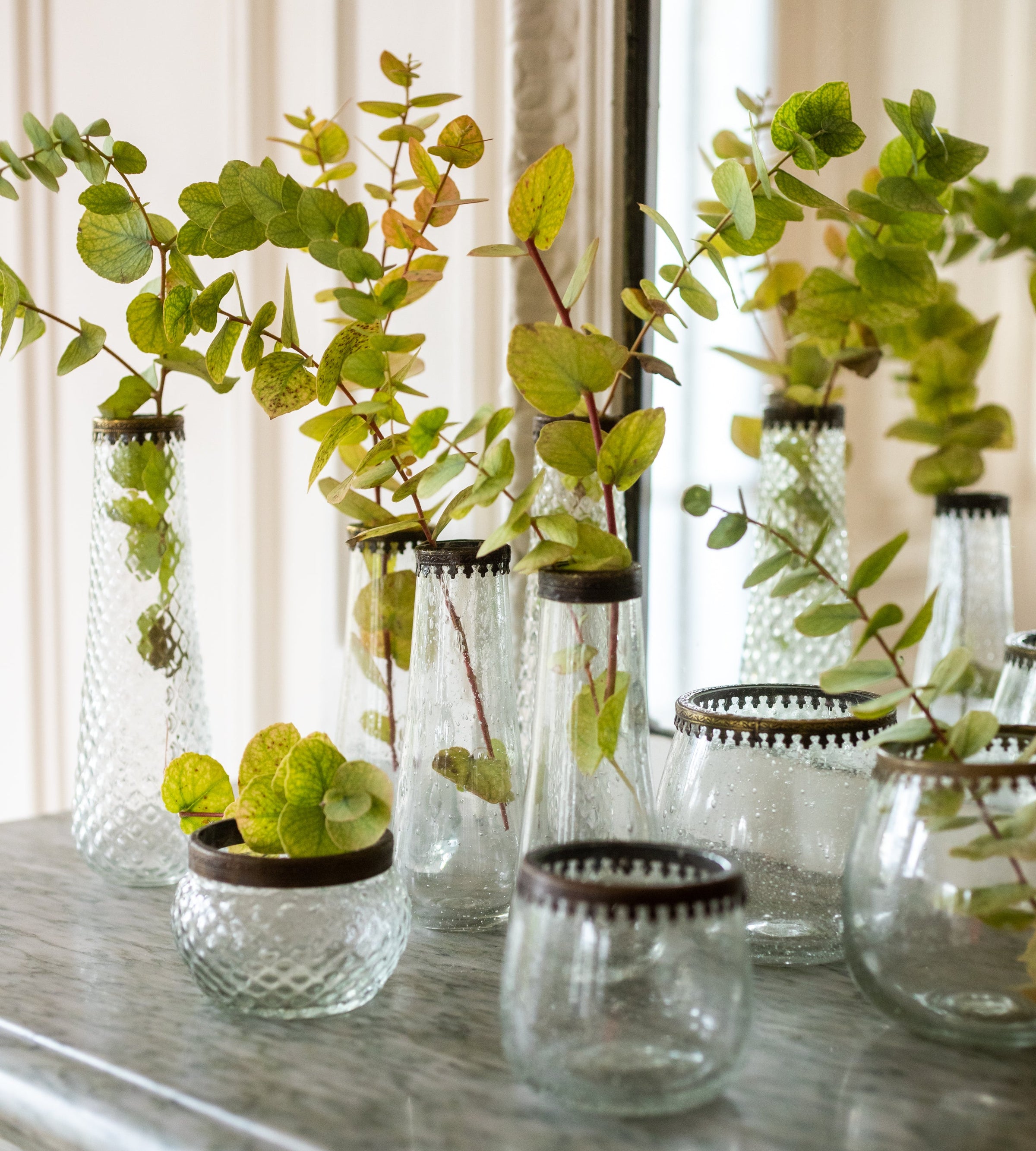 Accumulation de Photophores en verre recyclé et laiton ciselé
