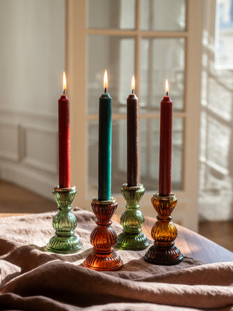 Quatre chandelles en cire et leurs bougeoirs en verre recyclé