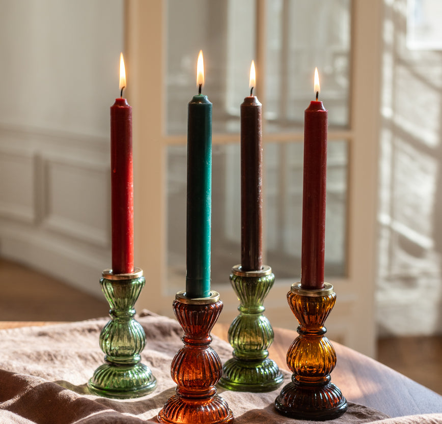 Quatre chandelles en cire et leurs bougeoirs en verre recyclé