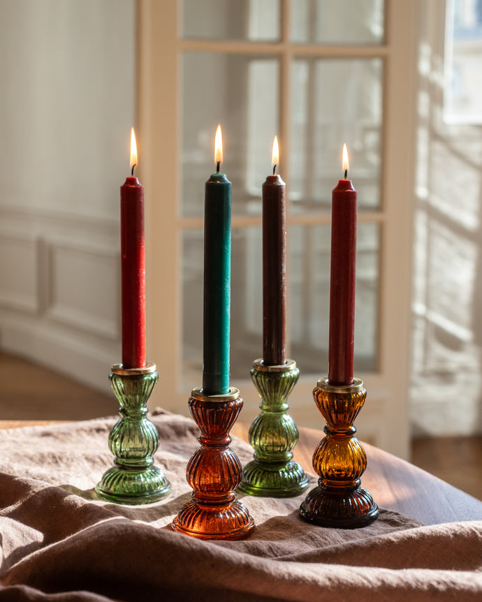 Quatre chandelles en cire et leurs bougeoirs en verre recyclé
