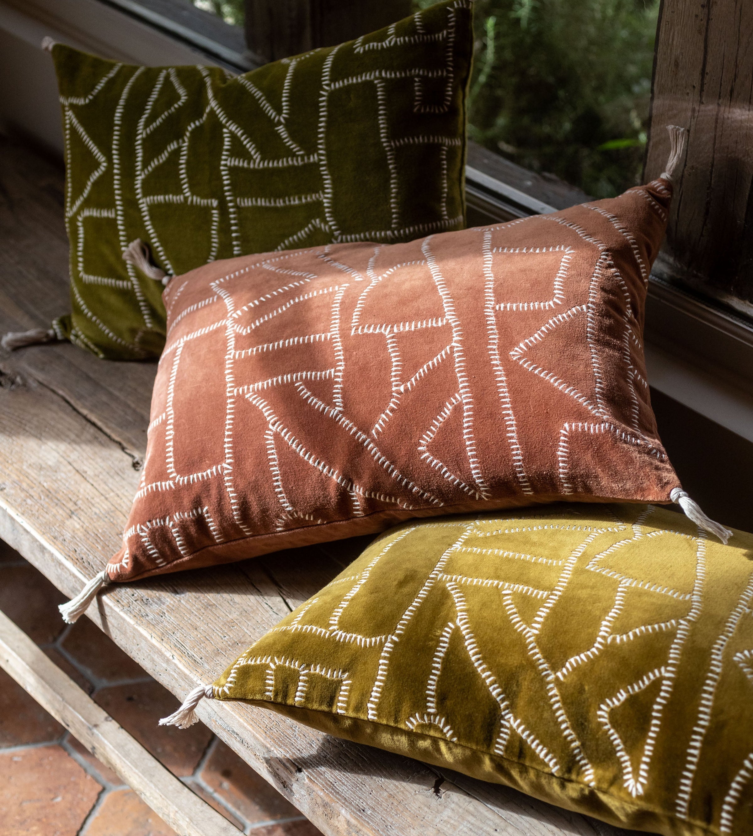 Trois housses de coussins en velours de coton et aux motifs géométriques Jody pour habiller un canapé