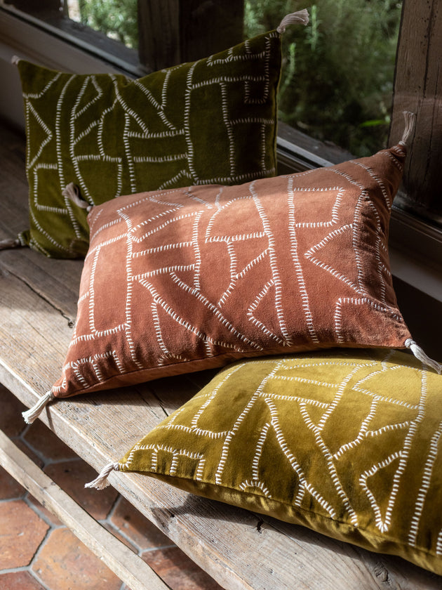 Trois housses de coussins en velours de coton et aux motifs géométriques Jody pour habiller un canapé