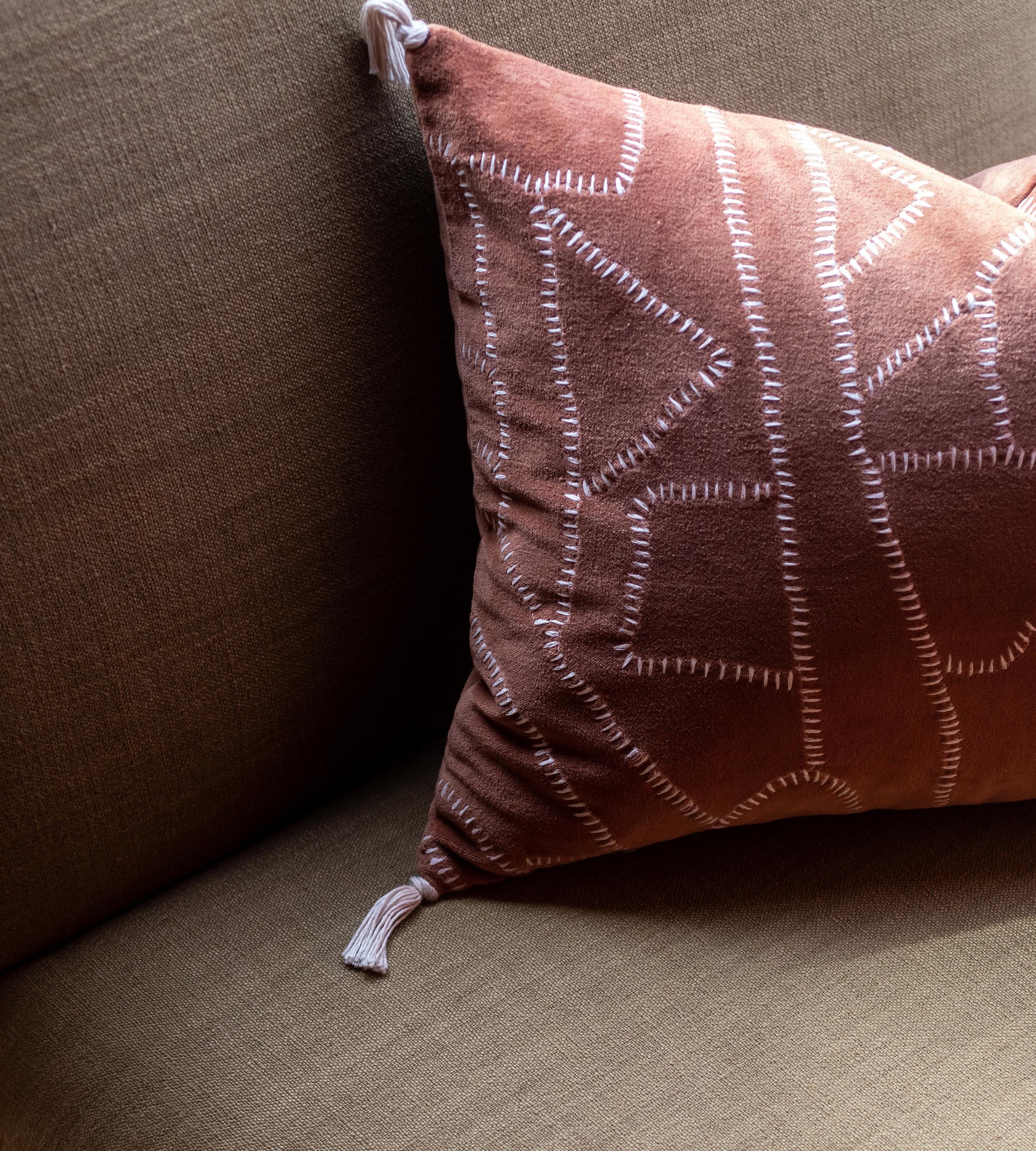 Housse de coussin Jody aux motifs géométriques en surpiquage