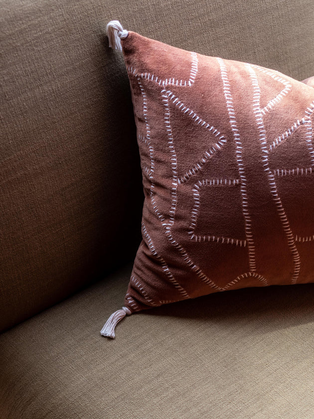 Housse de coussin Jody aux motifs géométriques en surpiquage