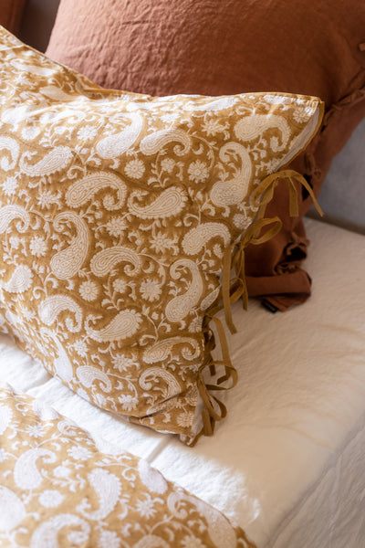 Taie d'oreiller carrée lin et coton lavé Songe grège floral | Carré Blanc Taie d'oreiller carrée lin et coton lavé Songe grège floral | Carré Blanc