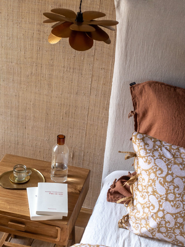 Suspension Cosmos Fleurs en métal doré qui diffuse une lumière dorée