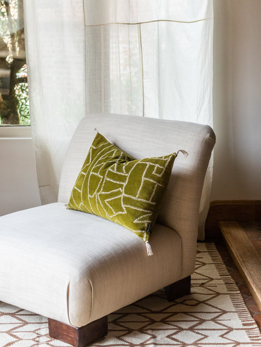 Fauteuil chauffeuse Pacha Caravane avec un coussin en velours de coton Jody