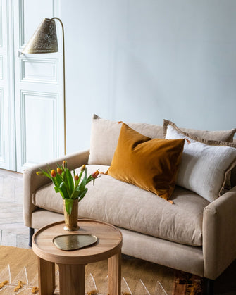 Lampadaire en acier Ella bronze élégant pour salon avec abat-jour perforé