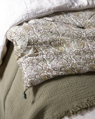 Courtepointe Letho en coton et microfibre avec pompons aux coins