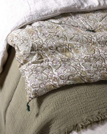 Courtepointe Letho en coton et microfibre avec pompons aux coins