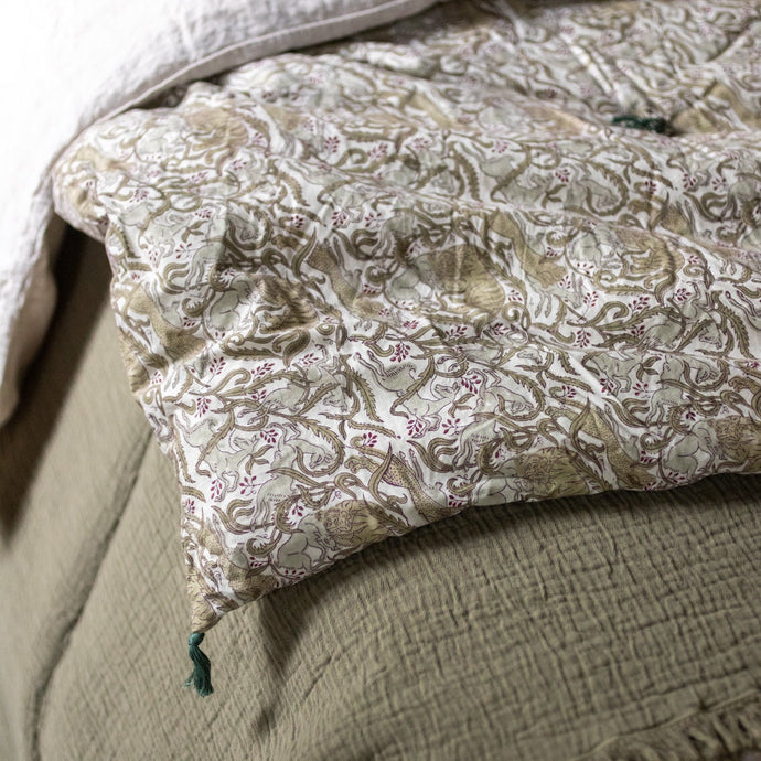 Courtepointe Letho en coton et microfibre avec pompons aux coins
