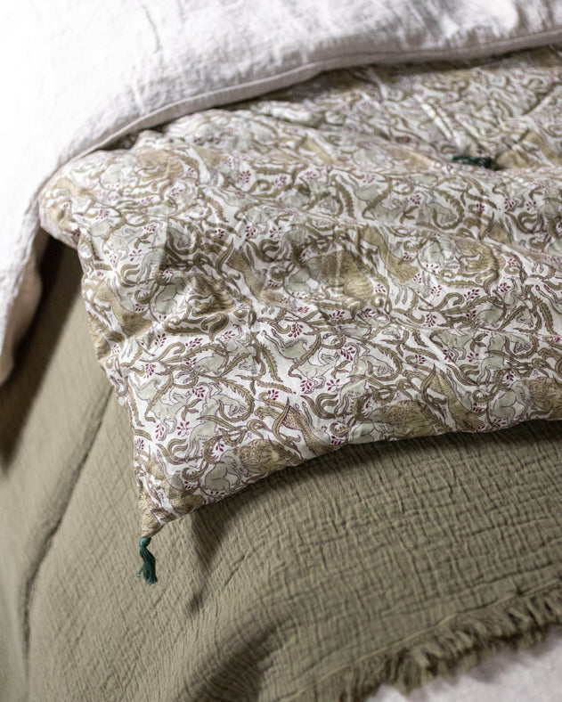 Courtepointe Letho en coton et microfibre avec pompons aux coins