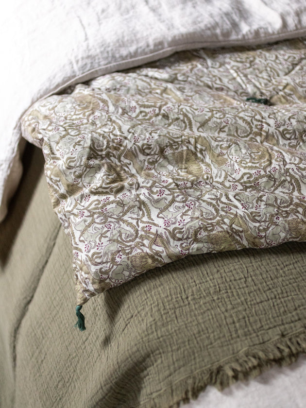 Courtepointe Letho en coton et microfibre avec pompons aux coins